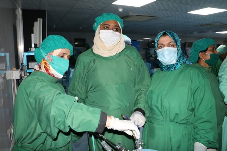 Prof Dr. R. K. Mishra Demonstrate to Surgeons & Gynecologist how to tie Laparoscopic Intracorpeal Surgeons Knot.