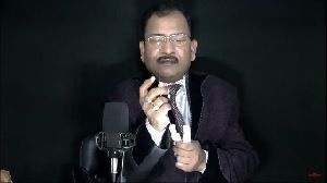 Dr R K Mishra Demonstrating Pelvic Anatomy, Triangle of Doom Ureter and Iliac Vessel