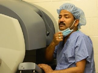 रोबोट सहायित शल्य चिकित्सा मुख्य स्थान प्राप्त कर रही है